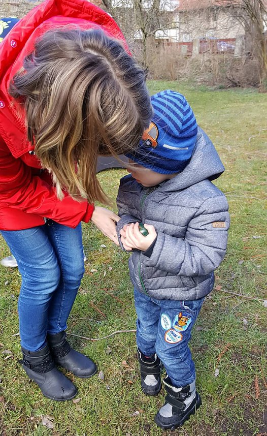 Ostereiersuche im Pfarrgarten.