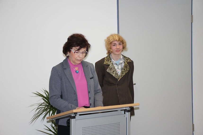 Landr&auml;tin &uuml;bergibt neues Schulgeb&auml;ude