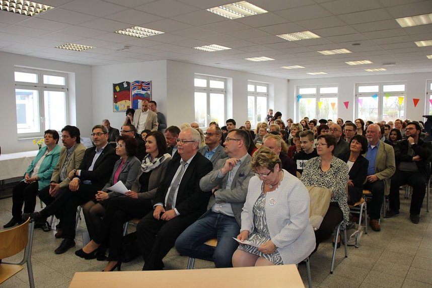 Landr&auml;tin &uuml;bergibt neues Schulgeb&auml;ude