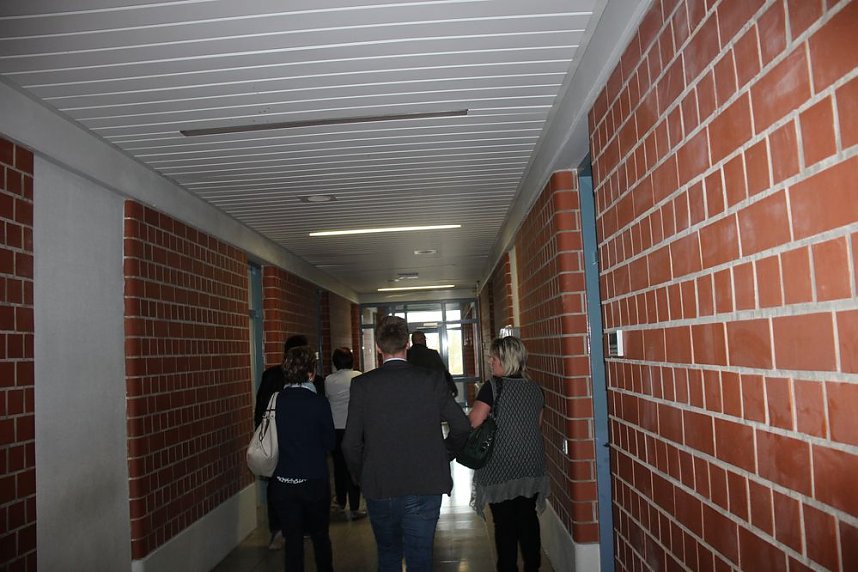 Landr&auml;tin &uuml;bergibt neues Schulgeb&auml;ude