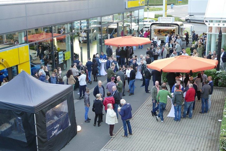 Afterwork-Party im Mercedes-Autohaus