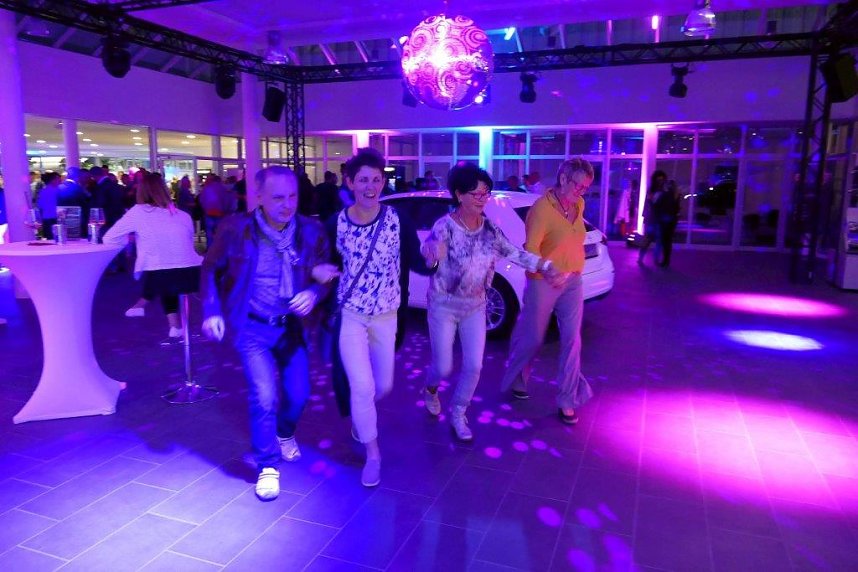 Afterwork-Party im Opel-Autohaus