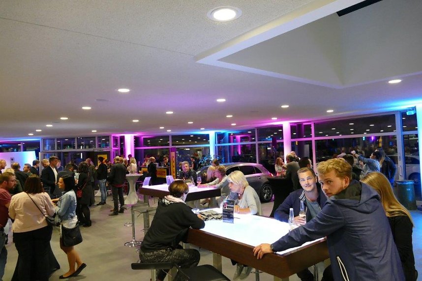 Afterwork-Party im Mercedes-Autohaus
