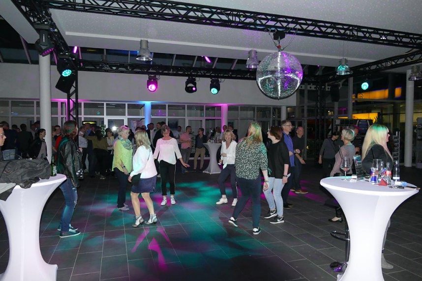 Afterwork-Party im Mercedes-Autohaus