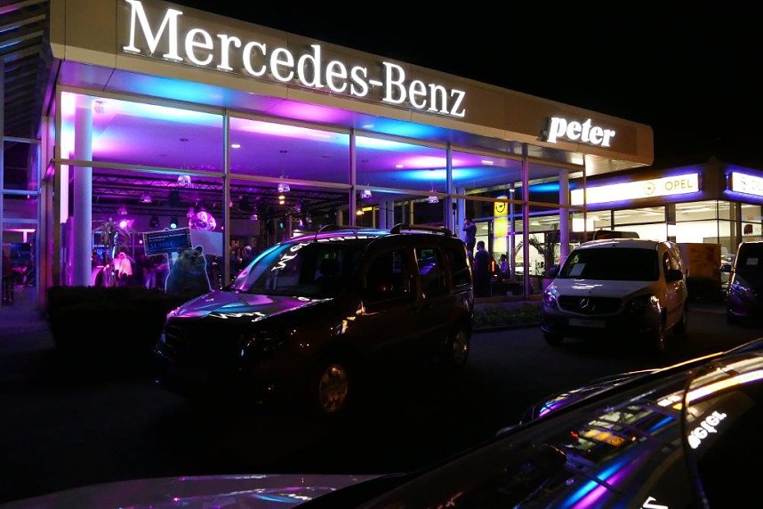 Afterwork-Party im Mercedes-Autohaus