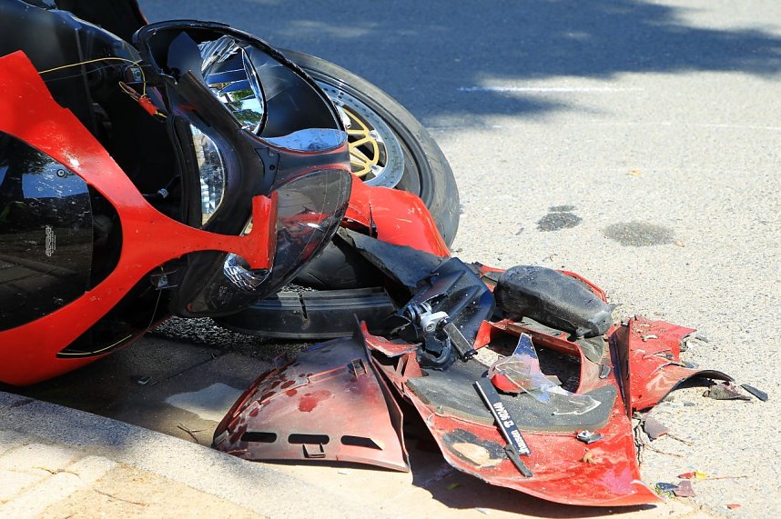 Motorradfahrer und Sozia bei Unfall verletzt