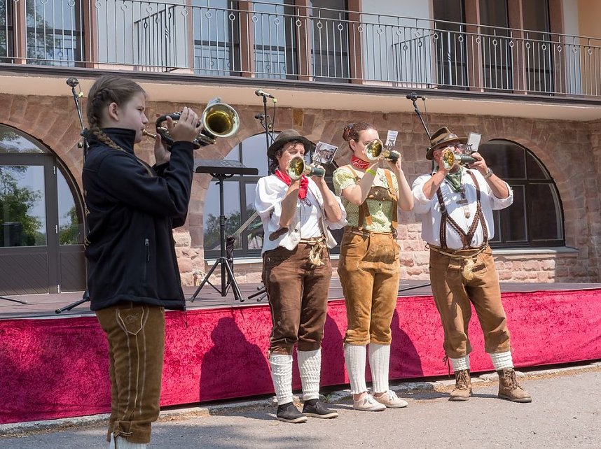 8. Kyffh&auml;user Singen auf dem Burghof
