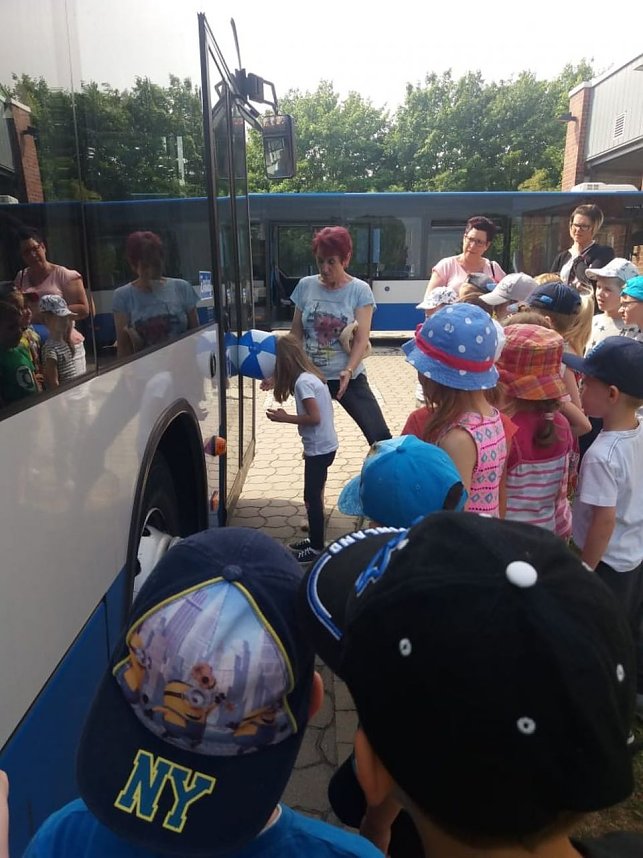 ABC-Sch&uuml;tzen &uuml;ben zuk&uuml;nftigen Schulweg