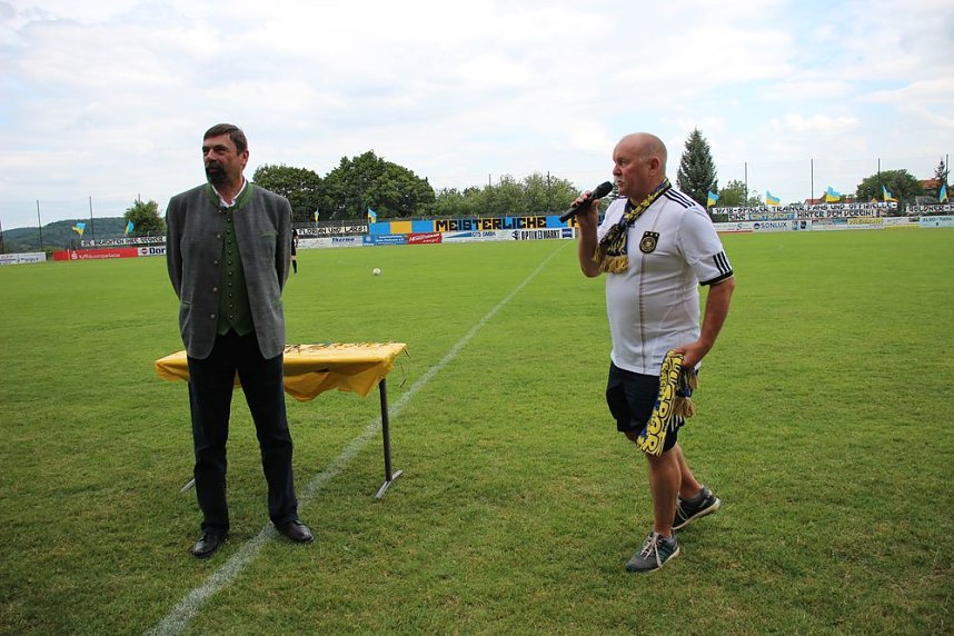 Verabschiedet und begr&uuml;&szlig;t