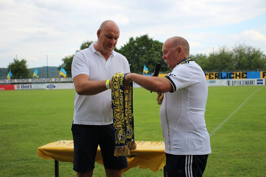 Verabschiedet und begr&uuml;&szlig;t