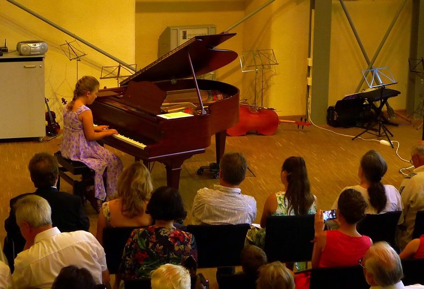 Junge K&uuml;nstler in der Cruciskirche