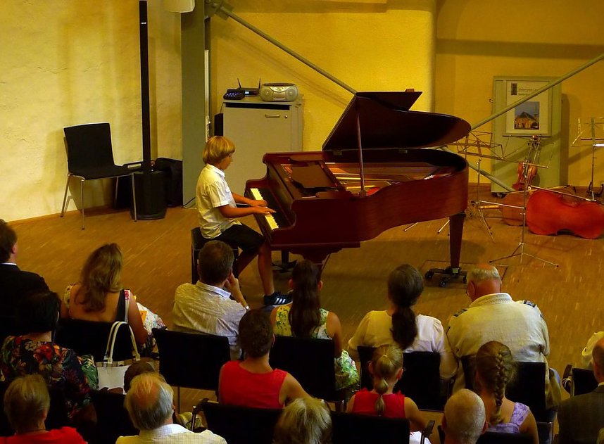 Junge K&uuml;nstler in der Cruciskirche