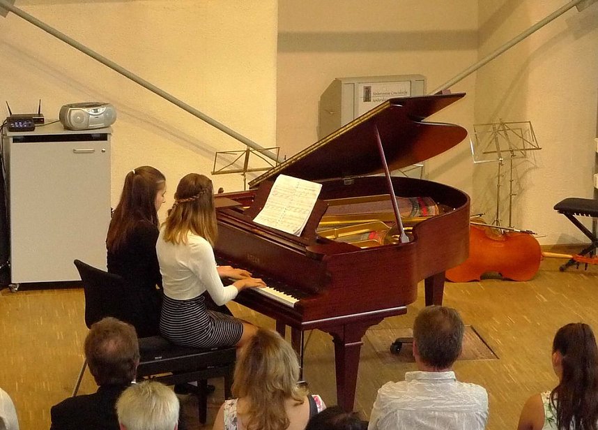 Junge K&uuml;nstler in der Cruciskirche