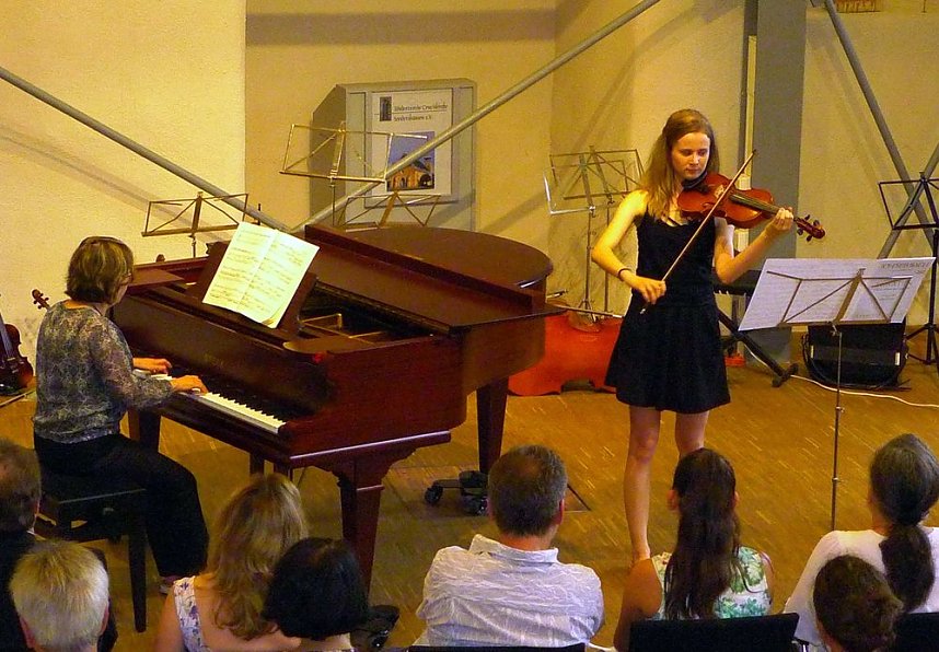 Junge K&uuml;nstler in der Cruciskirche