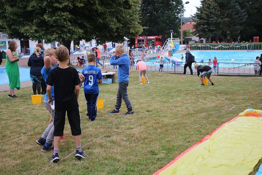 Schwimmbadfest mit der Fachschule