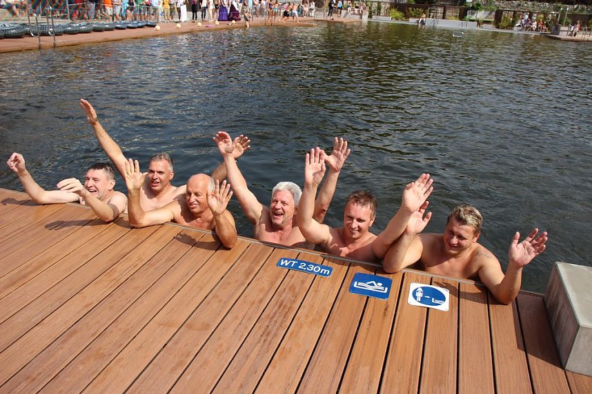 Erste Weltmeister im Brustr&uuml;ckw&auml;rtsschwimmen