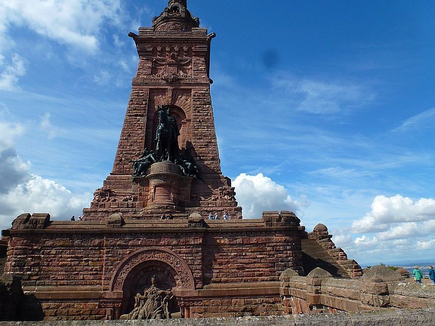 Barbarossa Pipers & Drums am Kyffh&auml;user
