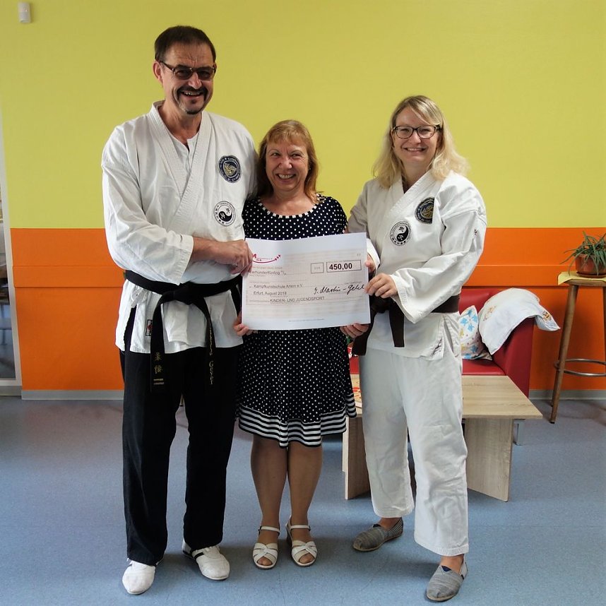 Dr. Iris Martin-Gehl &uuml;berreicht Spenden an Vereine aus Artern