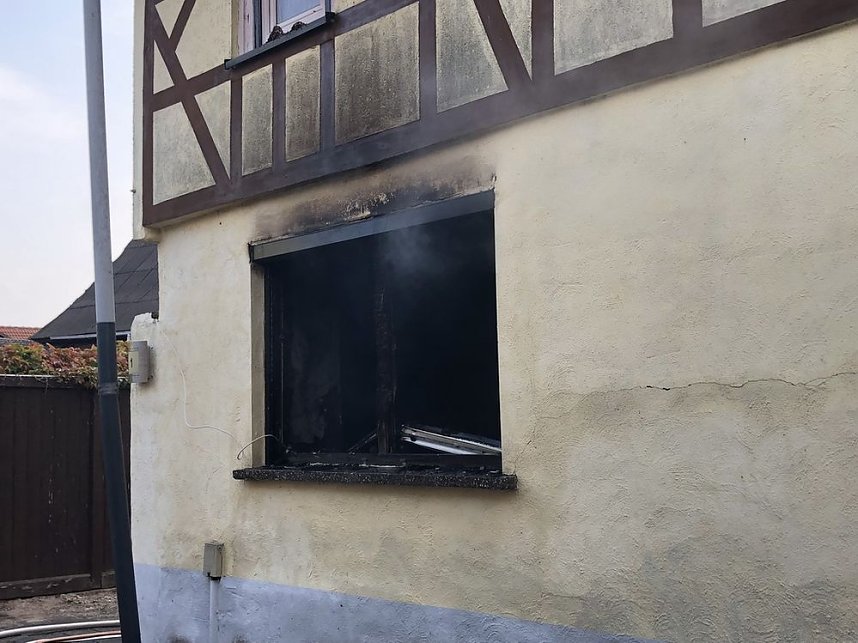 Eine Verletzte bei Wohnhausbrand (Update)