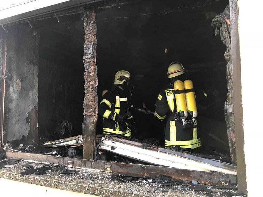 Eine Verletzte bei Wohnhausbrand (Update)