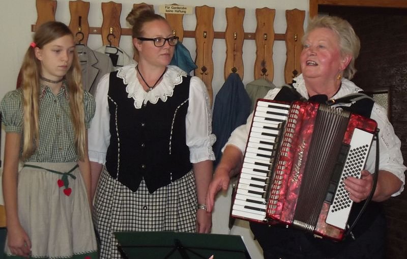 Herbstfest im WB 4 mit Bebraer Singv&ouml;geln gefeiert