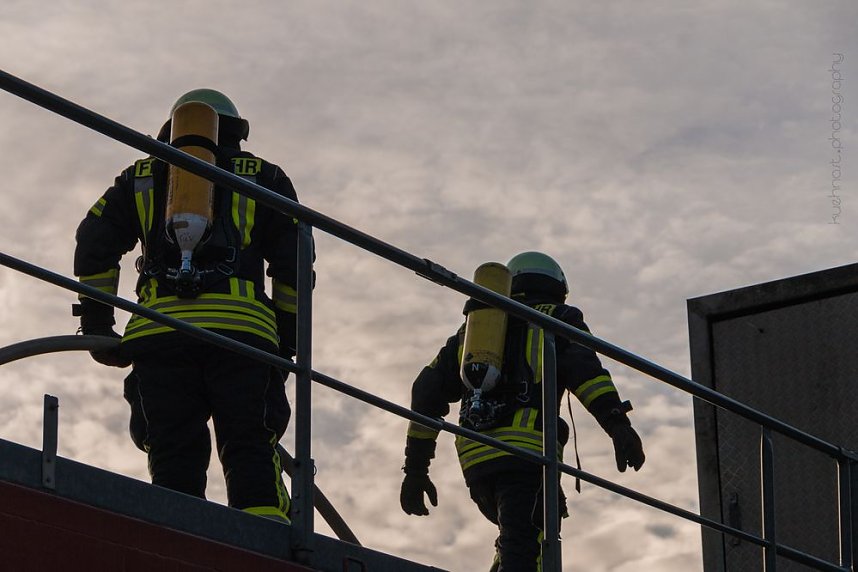 Feuerwehren &uuml;bten in Greu&szlig;en