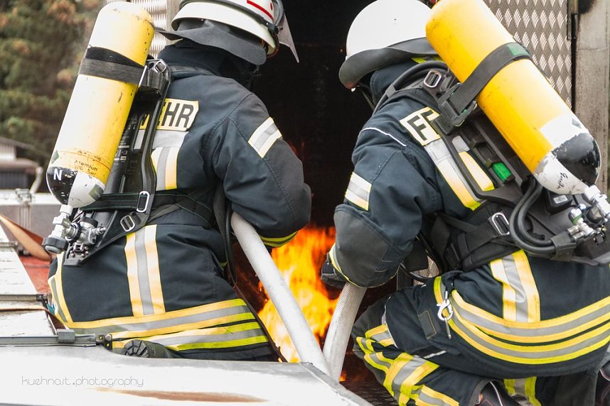 Feuerwehren &uuml;bten in Greu&szlig;en