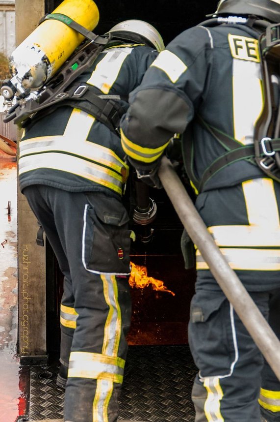 Feuerwehren &uuml;bten in Greu&szlig;en