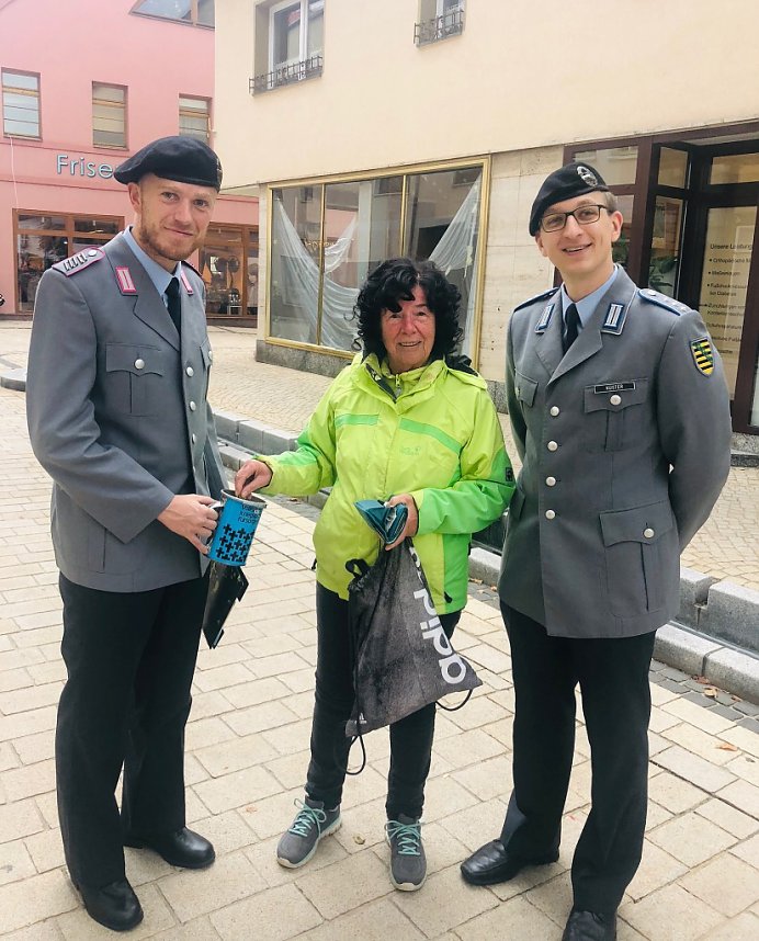 Soldaten sammeln f&uuml;r die Kriegsgr&auml;berf&uuml;rsorge