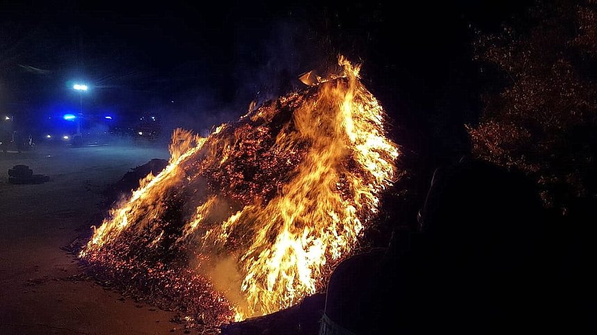 Holz brennt an Landkreisgrenze