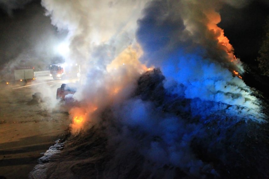 Holz brennt an Landkreisgrenze