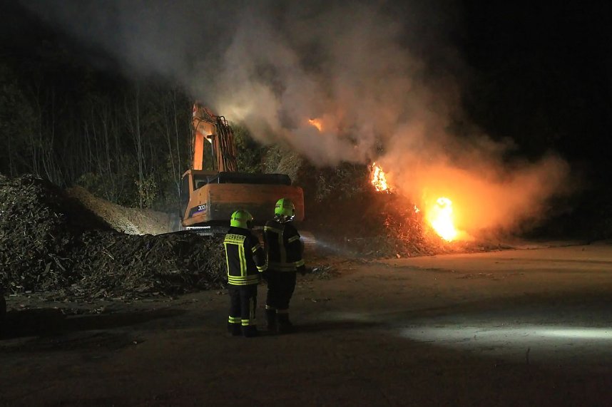 Holz brennt an Landkreisgrenze
