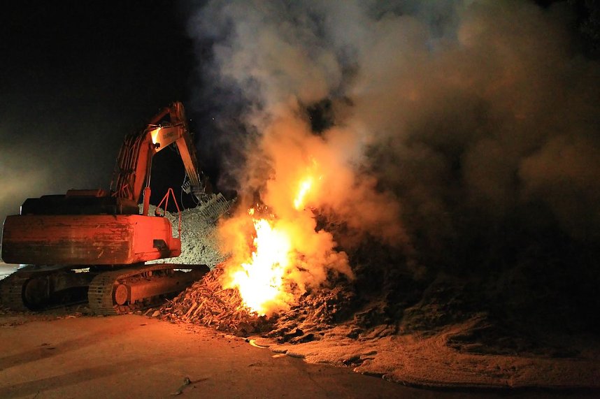 Holz brennt an Landkreisgrenze