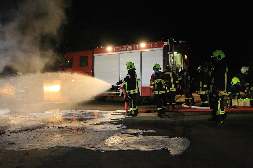 Holz brennt an Landkreisgrenze