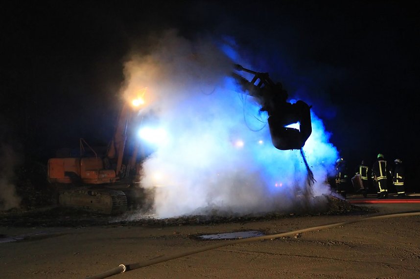 Holz brennt an Landkreisgrenze