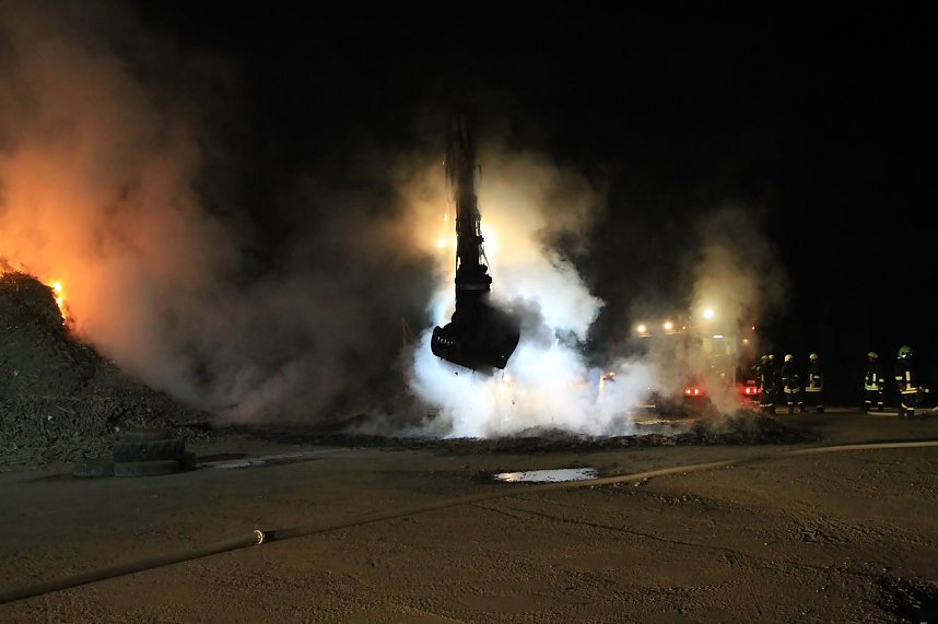 Holz brennt an Landkreisgrenze