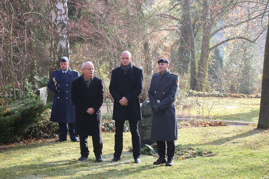 Der Opfer von Gewalt und Kriegen gedacht