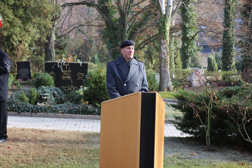 Der Opfer von Gewalt und Kriegen gedacht