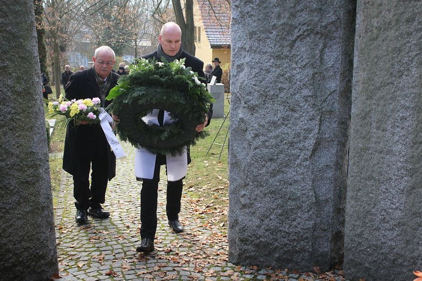 Der Opfer von Gewalt und Kriegen gedacht