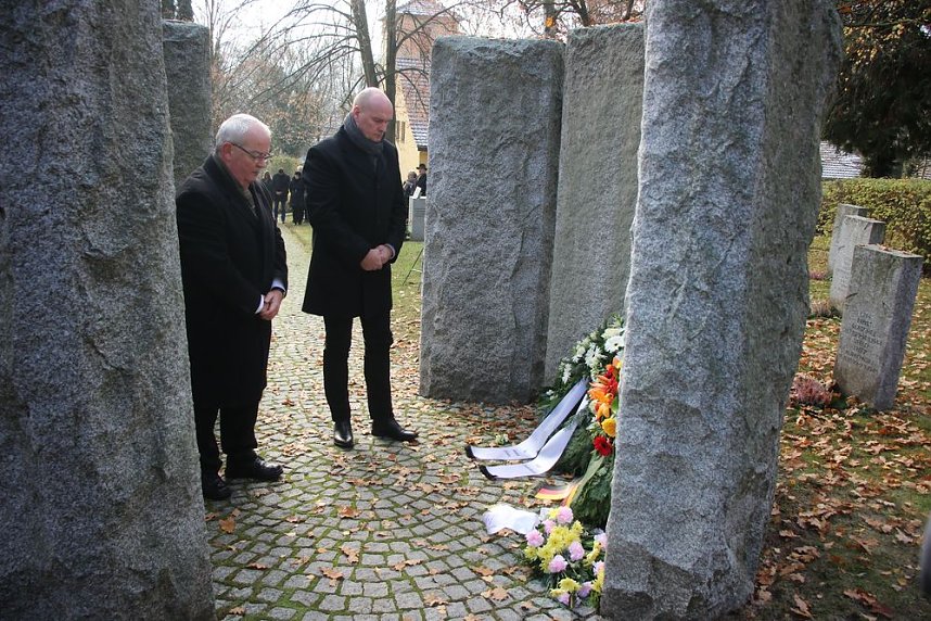 Der Opfer von Gewalt und Kriegen gedacht