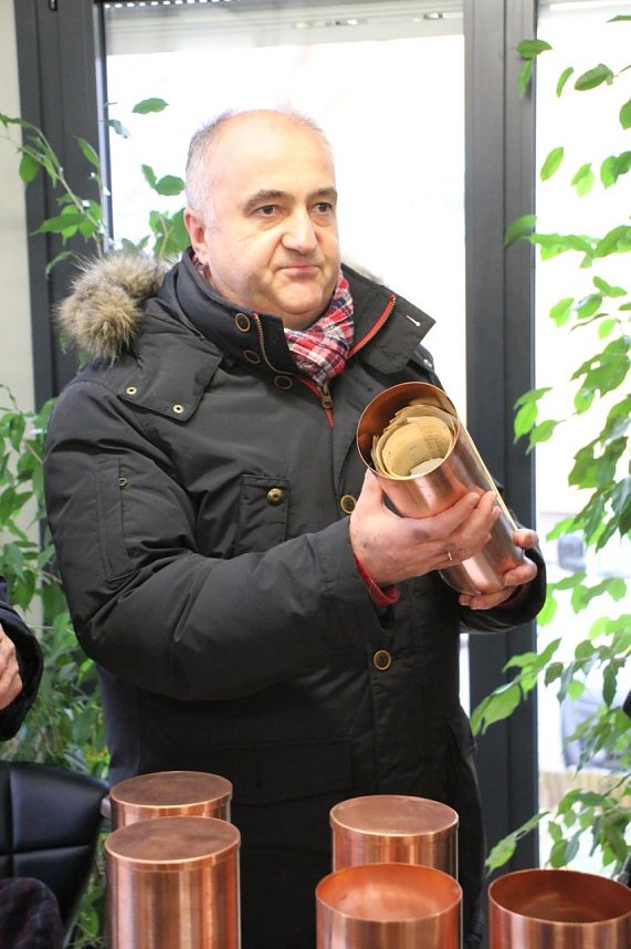 Turmhaube mit Dokumenten best&uuml;ckt