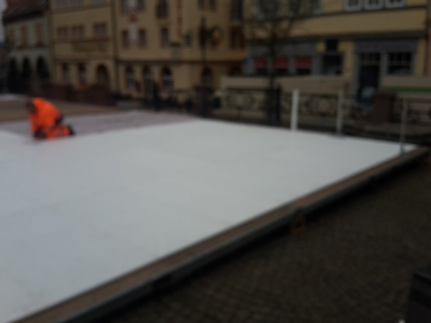 Kunsteisbahn wird installiert