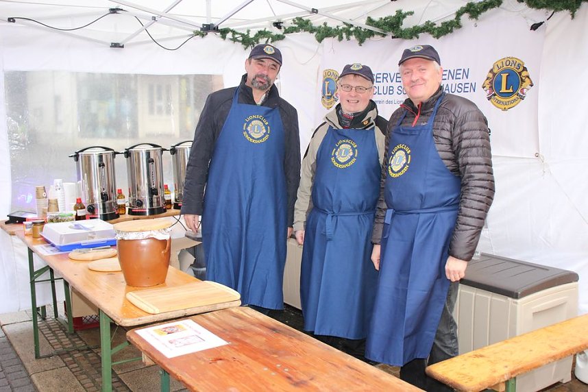 Adventsmarkt nicht vom Wetter beg&uuml;nstigt