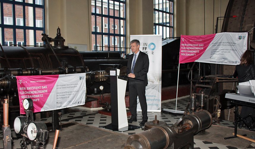 Symbolischer Spatenstich zum Breitbandausbau