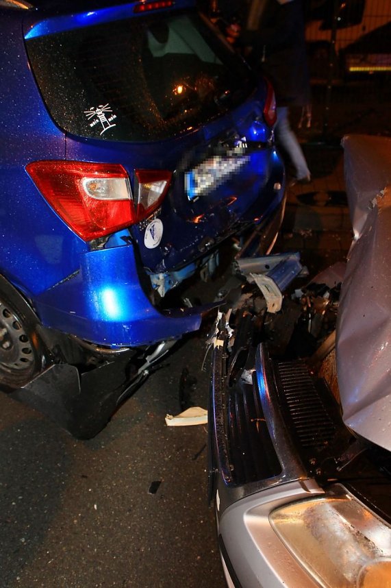 PKW kracht in parkende PKW