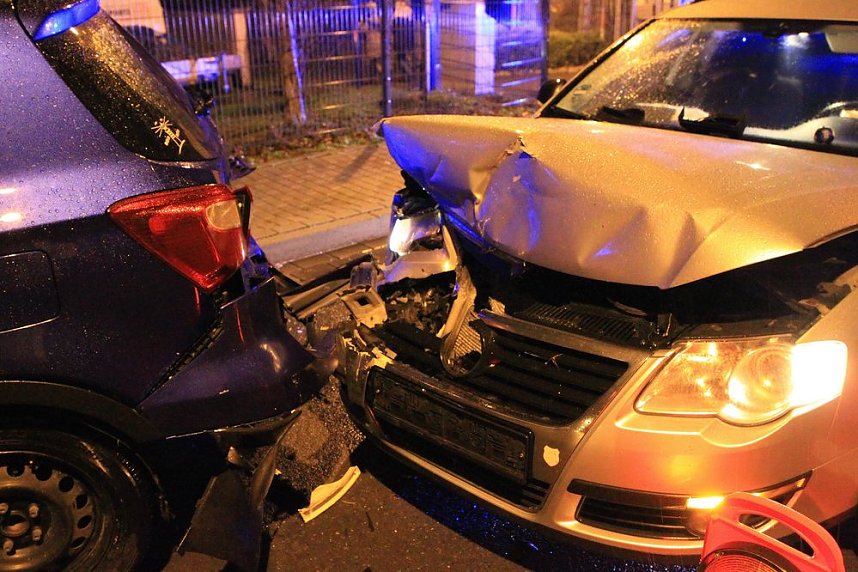 PKW kracht in parkende PKW