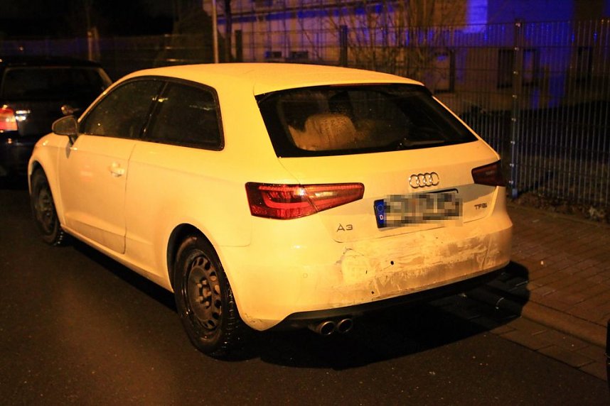 PKW kracht in parkende PKW