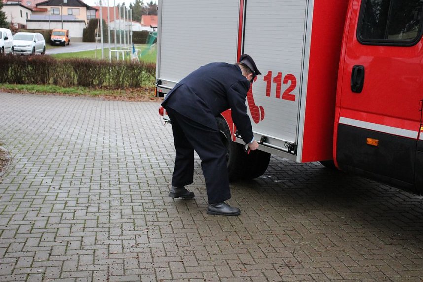 Feuerwehrfahrzeuge &uuml;bergeben