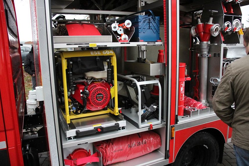 Feuerwehrfahrzeuge &uuml;bergeben