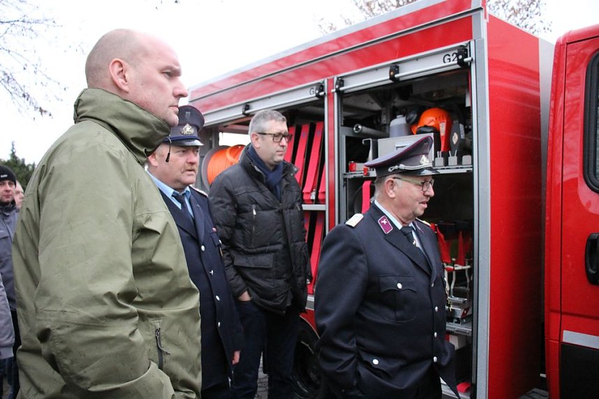 Feuerwehrfahrzeuge &uuml;bergeben